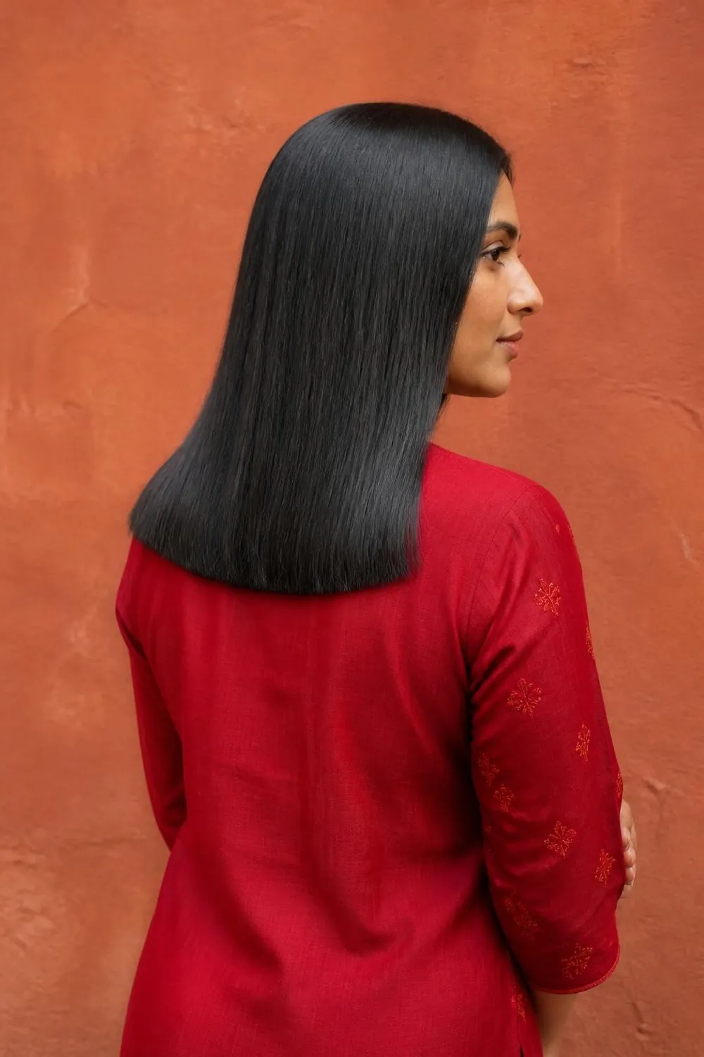 Long thin hair cut with a blunt hemline just below the shoulders